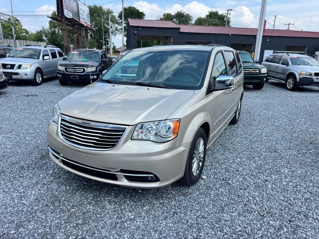 2015 Chrysler Town & Country Image 1