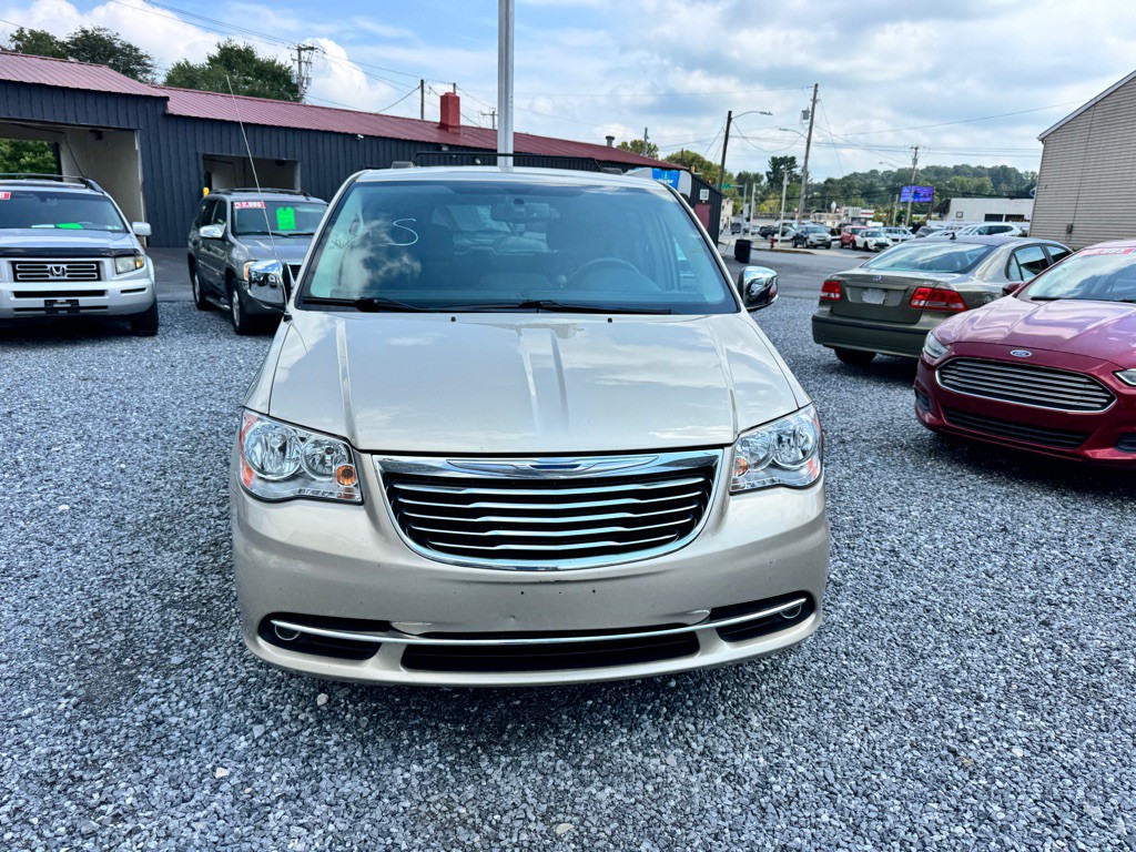 2015 Chrysler Town & Country Image 2