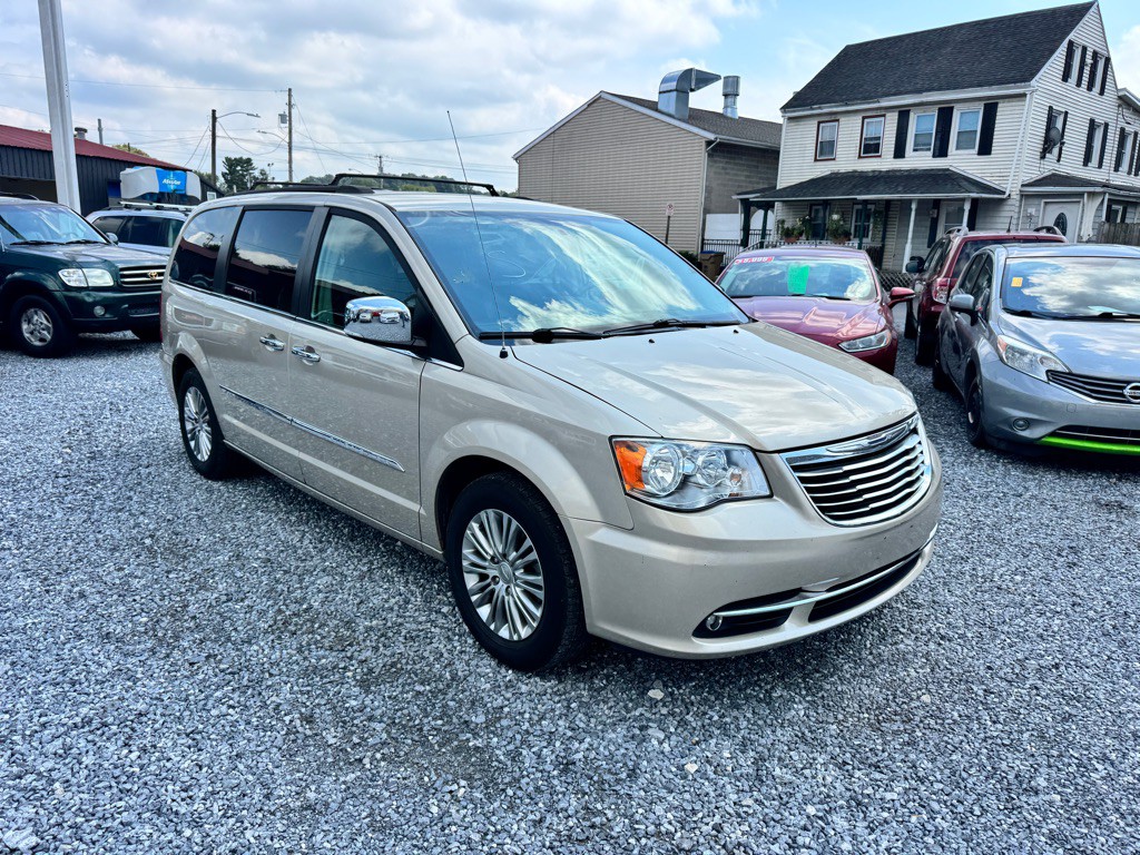 2015 Chrysler Town & Country Image 3