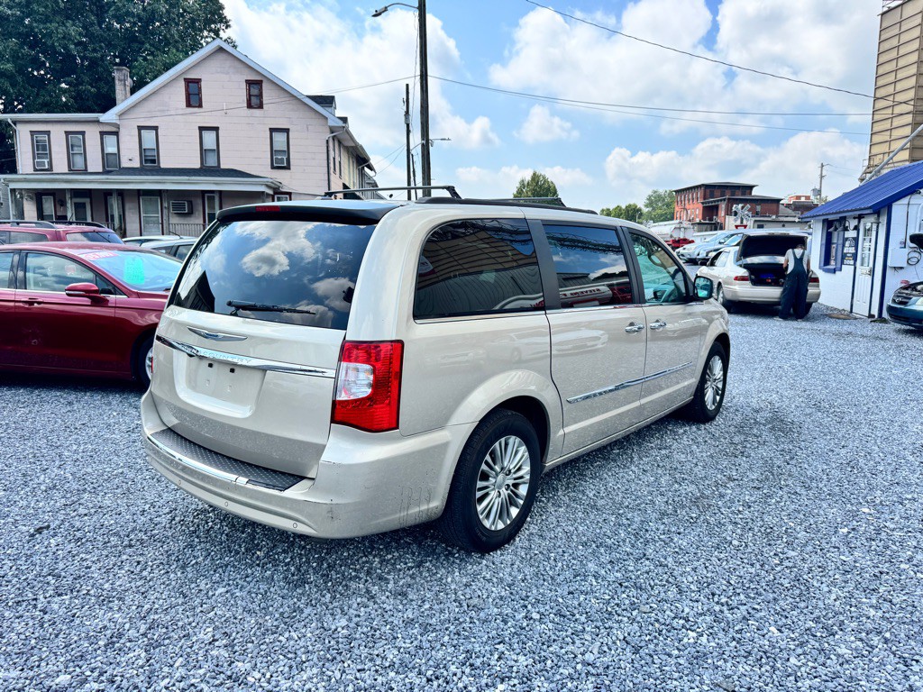 2015 Chrysler Town & Country Image 4