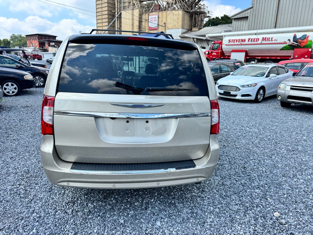 2015 Chrysler Town & Country Image 5