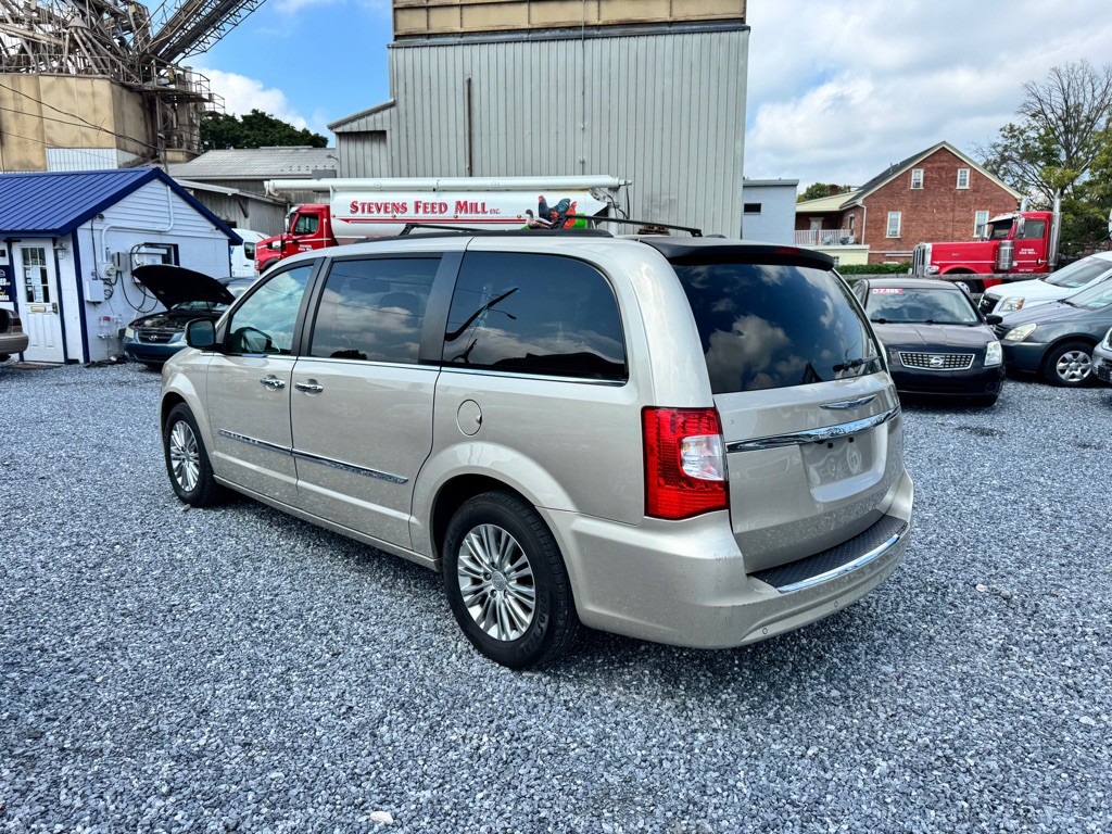 2015 Chrysler Town & Country Image 6