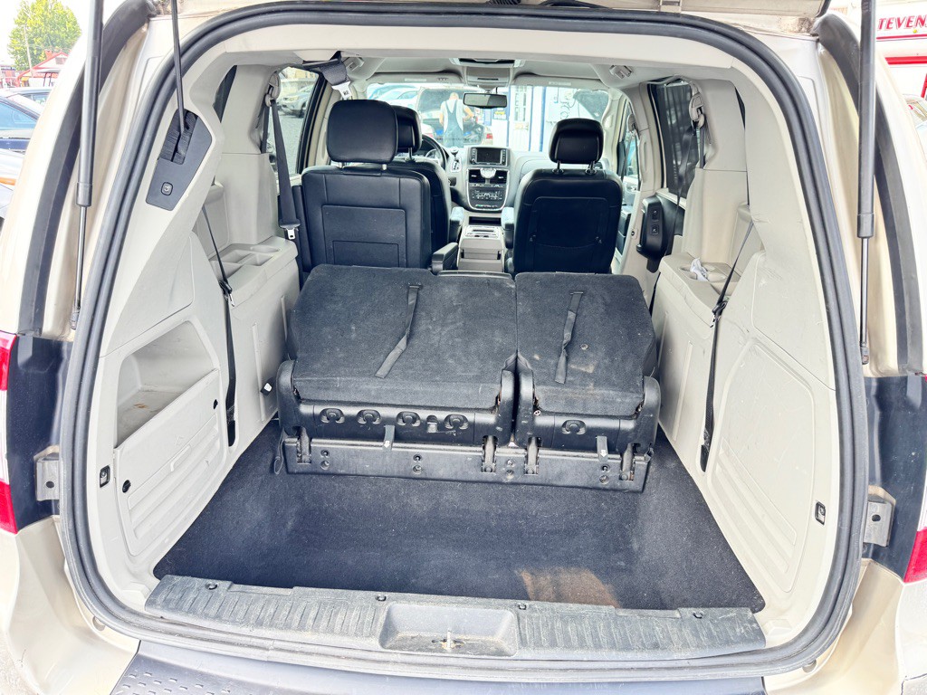 2015 Chrysler Town & Country Image 7