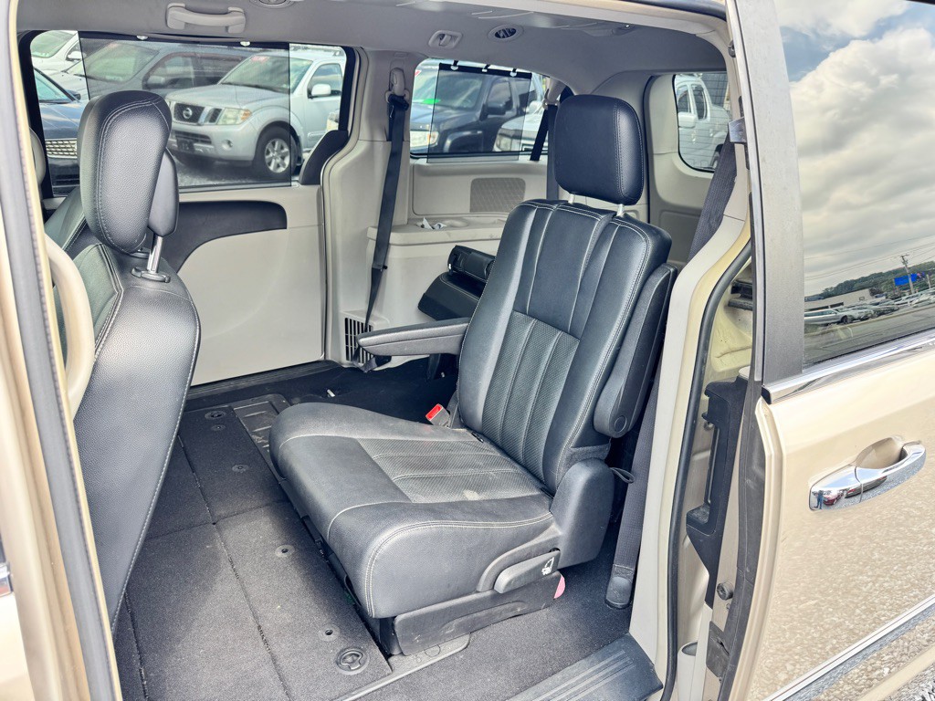 2015 Chrysler Town & Country Image 8