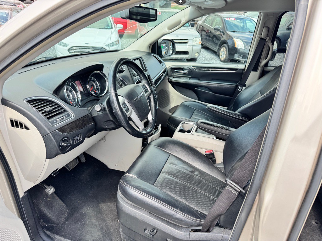 2015 Chrysler Town & Country Image 9