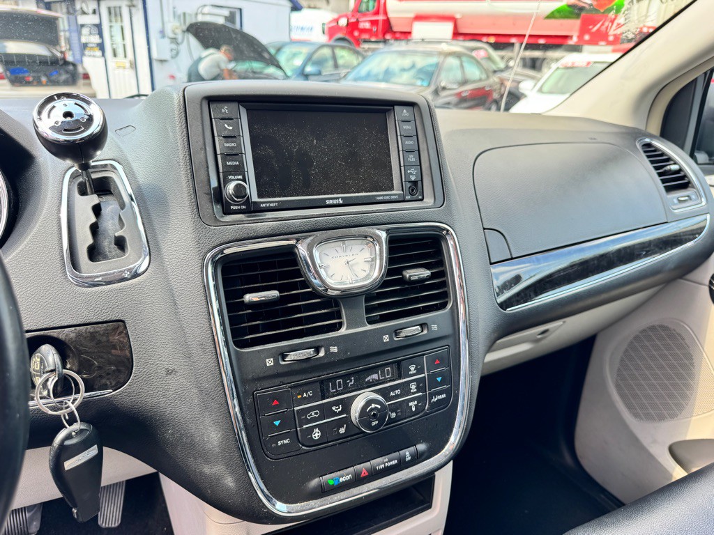 2015 Chrysler Town & Country Image 11
