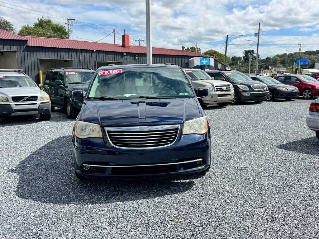 2012 Chrysler Town & Country Image 2
