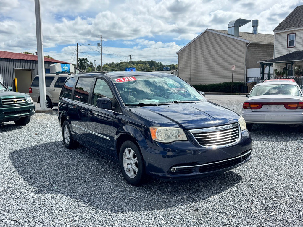 2012 Chrysler Town & Country Image 3