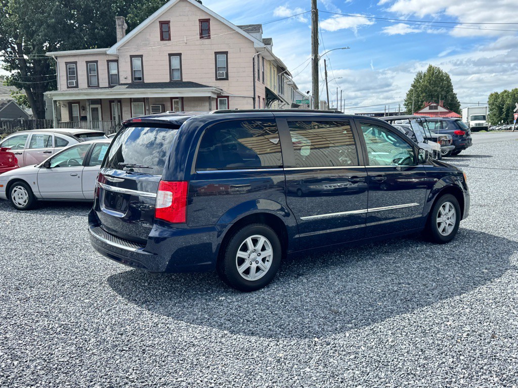 2012 Chrysler Town & Country Image 5