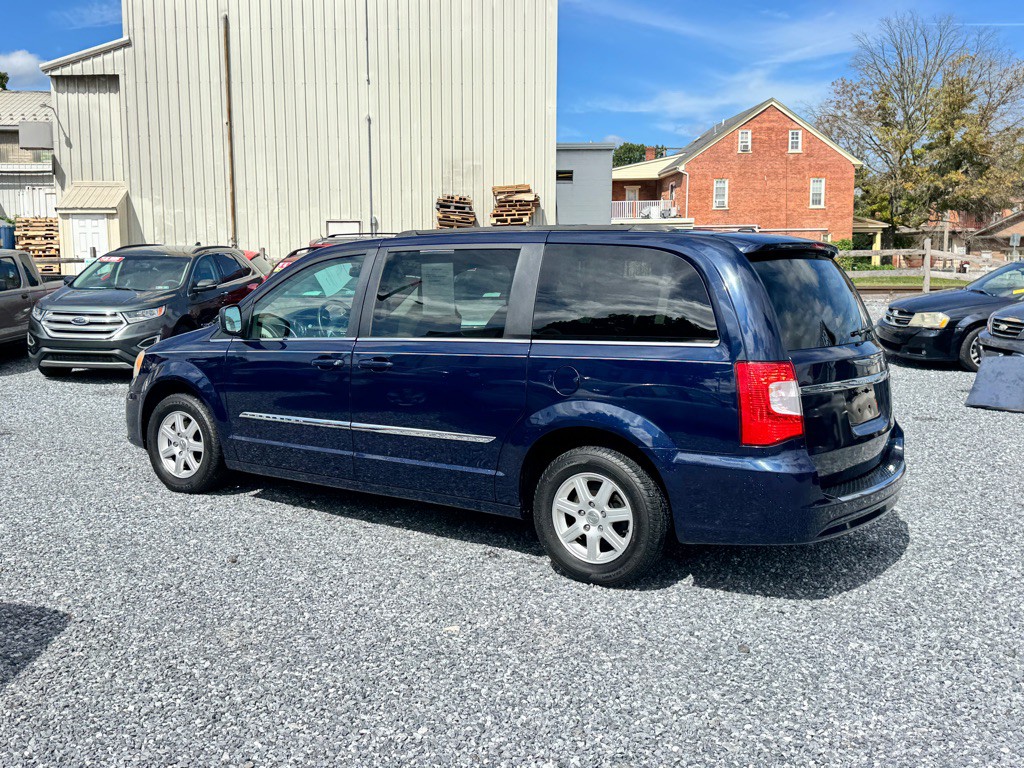 2012 Chrysler Town & Country Image 9