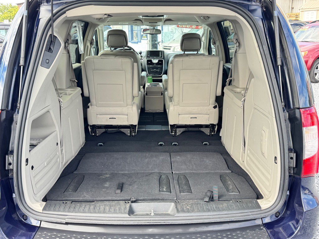 2012 Chrysler Town & Country Image 11