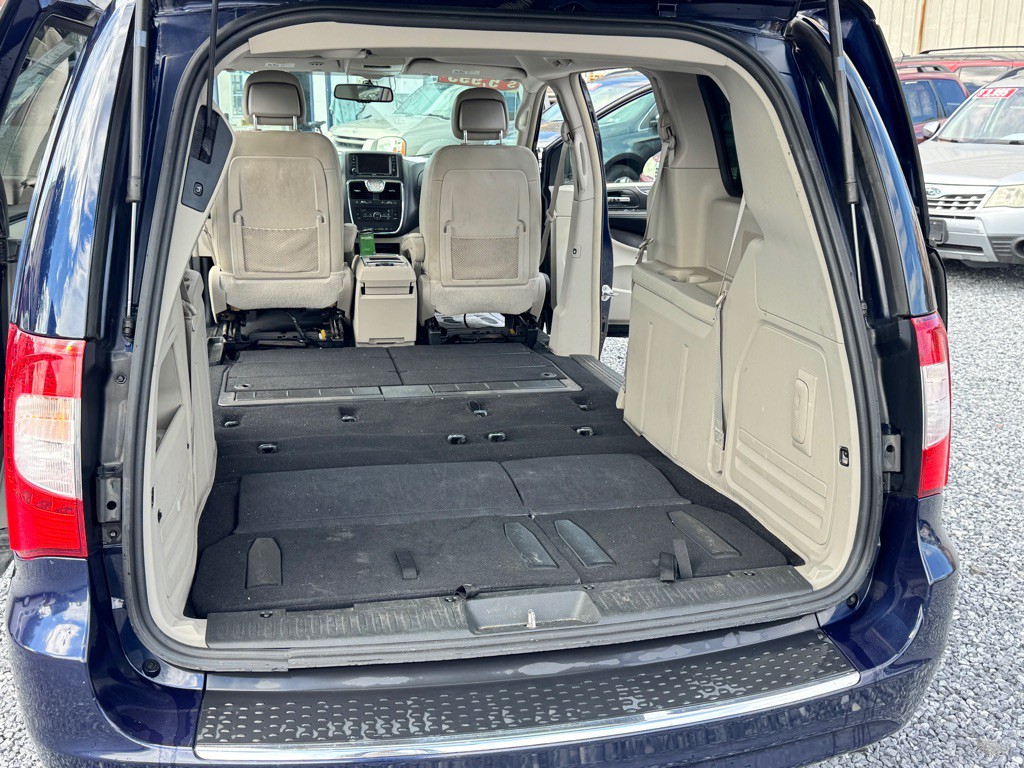 2012 Chrysler Town & Country Image 12