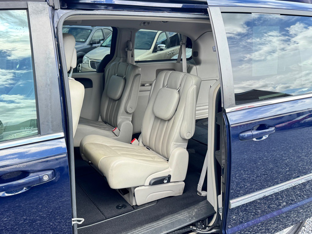 2012 Chrysler Town & Country Image 13