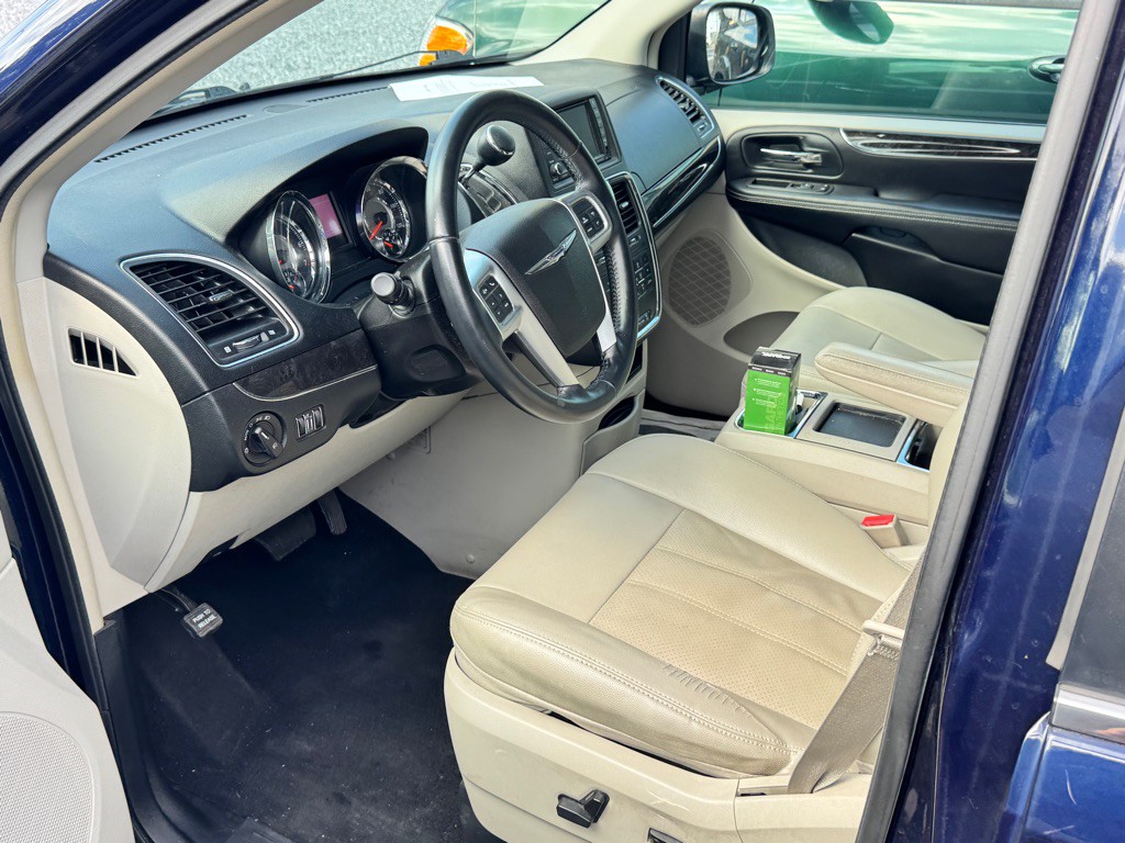 2012 Chrysler Town & Country Image 17