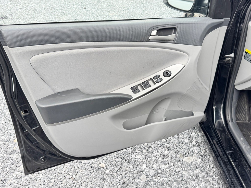 2016 Hyundai Accent Image 11