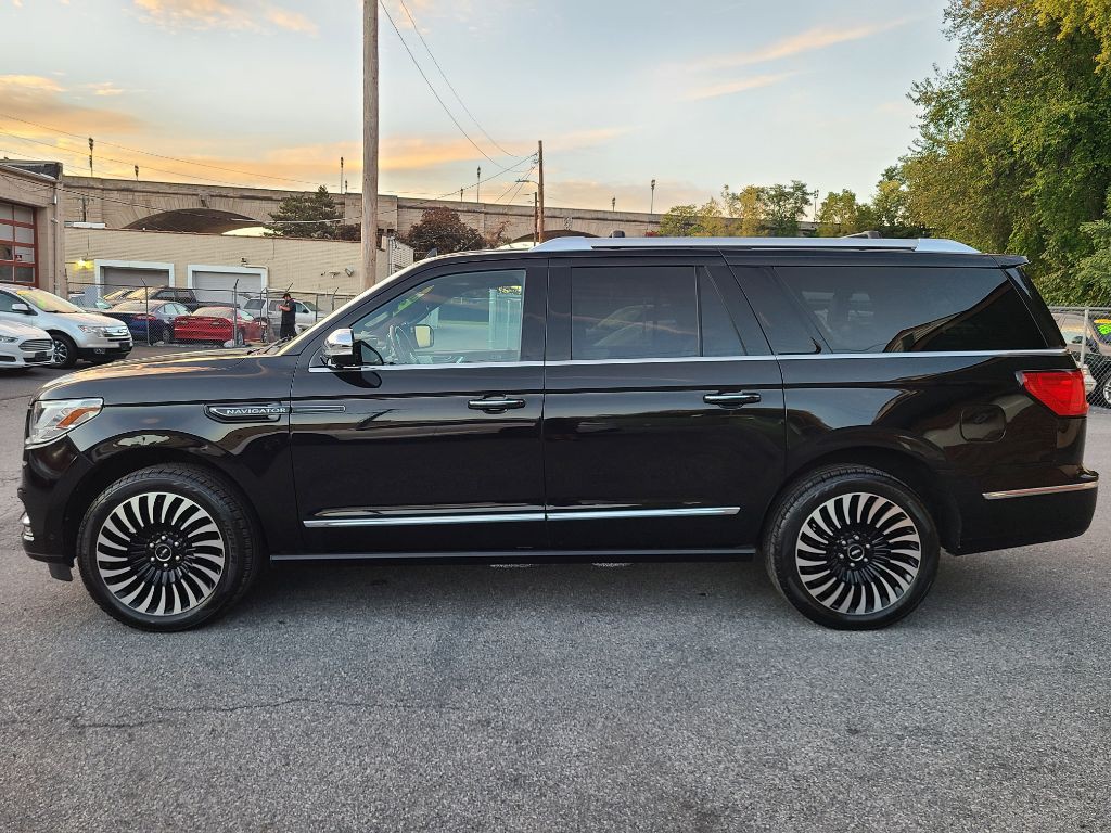 2021 Lincoln Navigator Image 2