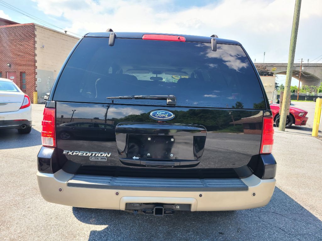 2005 Ford Expedition Image 2