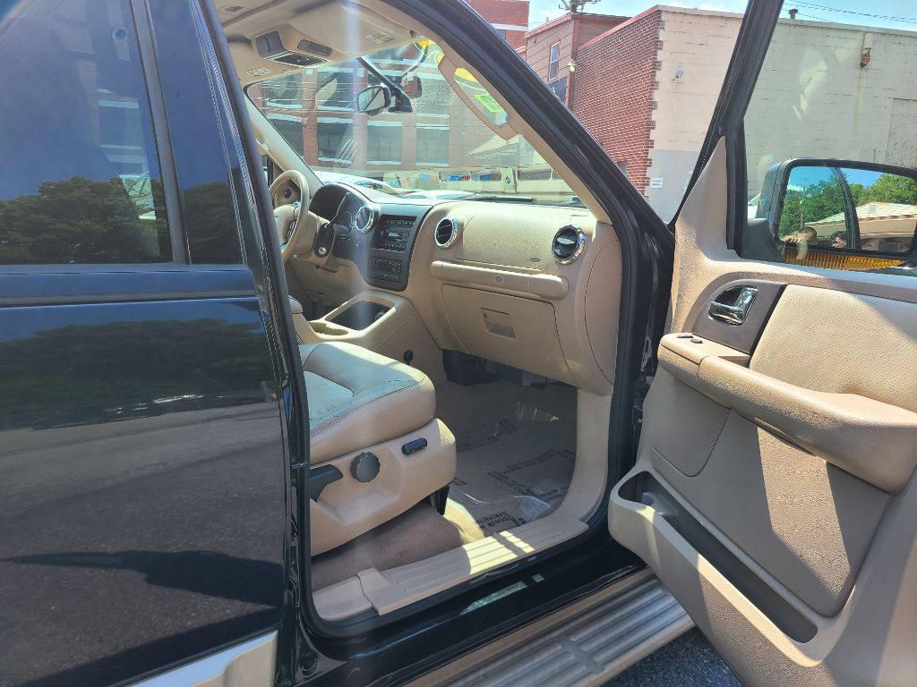 2005 Ford Expedition Image 13