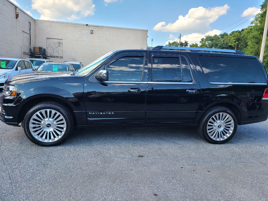 2016 Lincoln Navigator Image 2