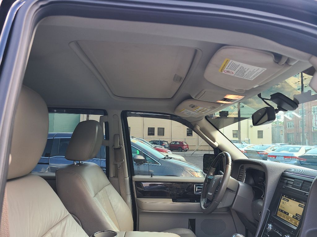 2016 Lincoln Navigator Image 9