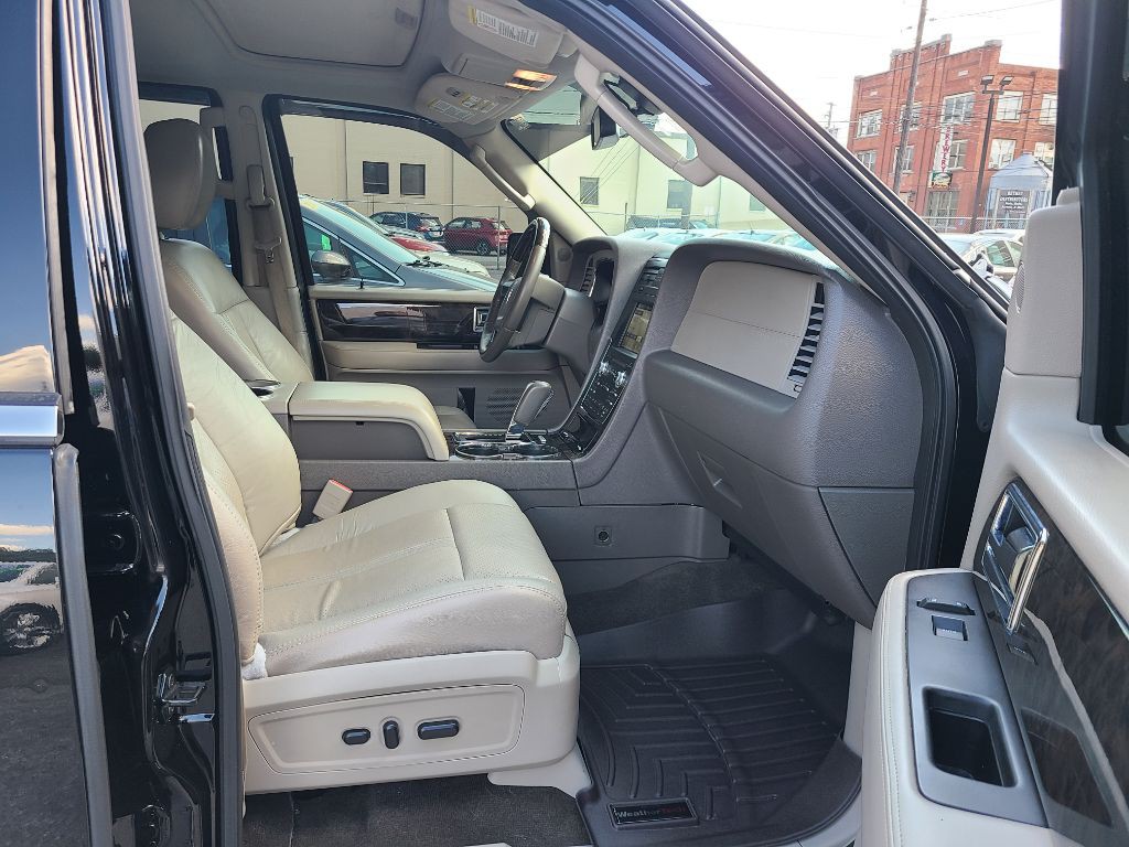 2016 Lincoln Navigator Image 10