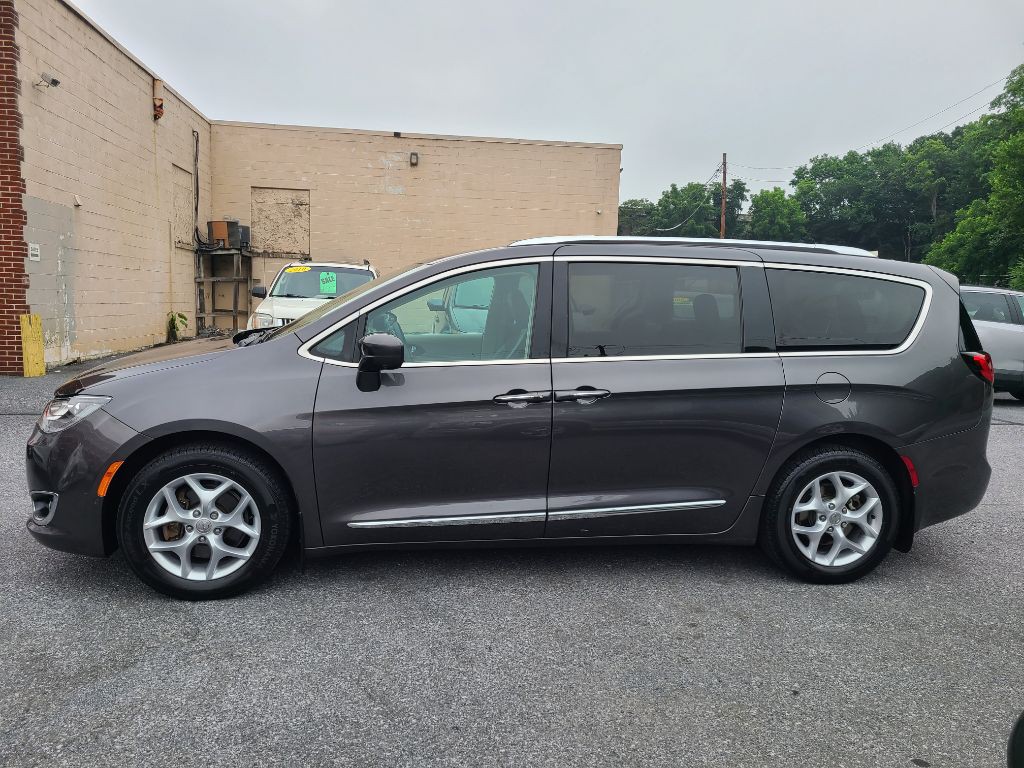 2017 Chrysler Pacifica Image 2