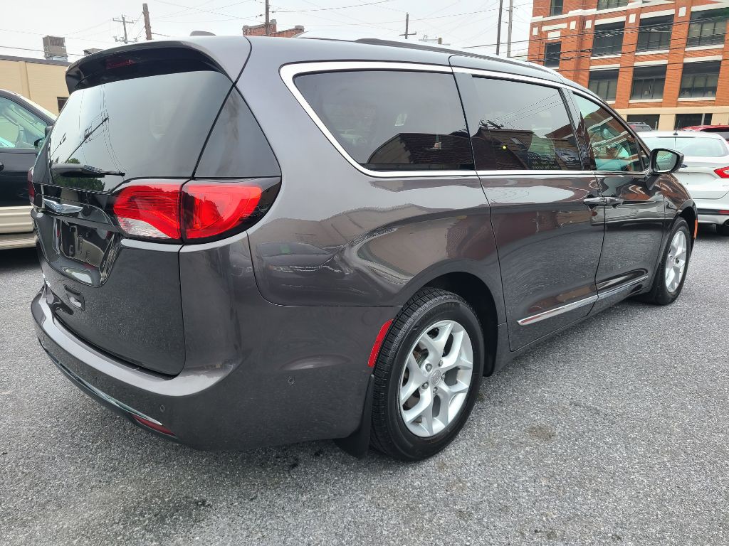2017 Chrysler Pacifica Image 5