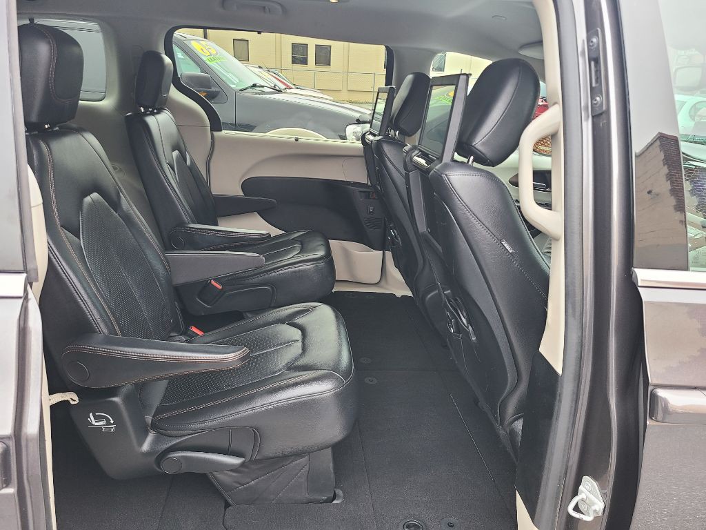 2017 Chrysler Pacifica Image 11