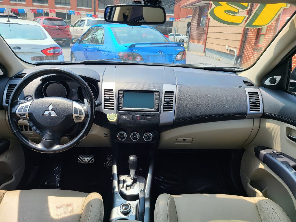 2013 Mitsubishi Outlander Image 11