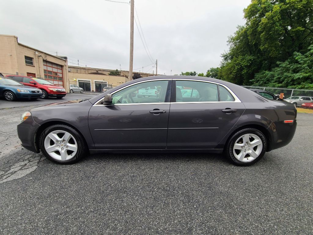 2012 Chevrolet Malibu Image 2