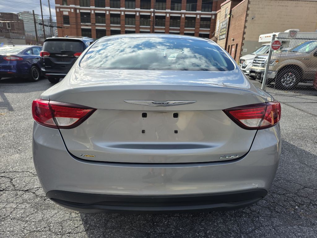 2016 Chrysler 200 Image 4