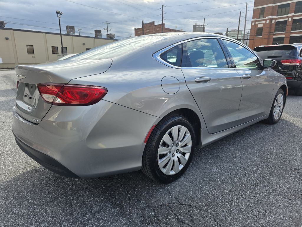 2016 Chrysler 200 Image 5