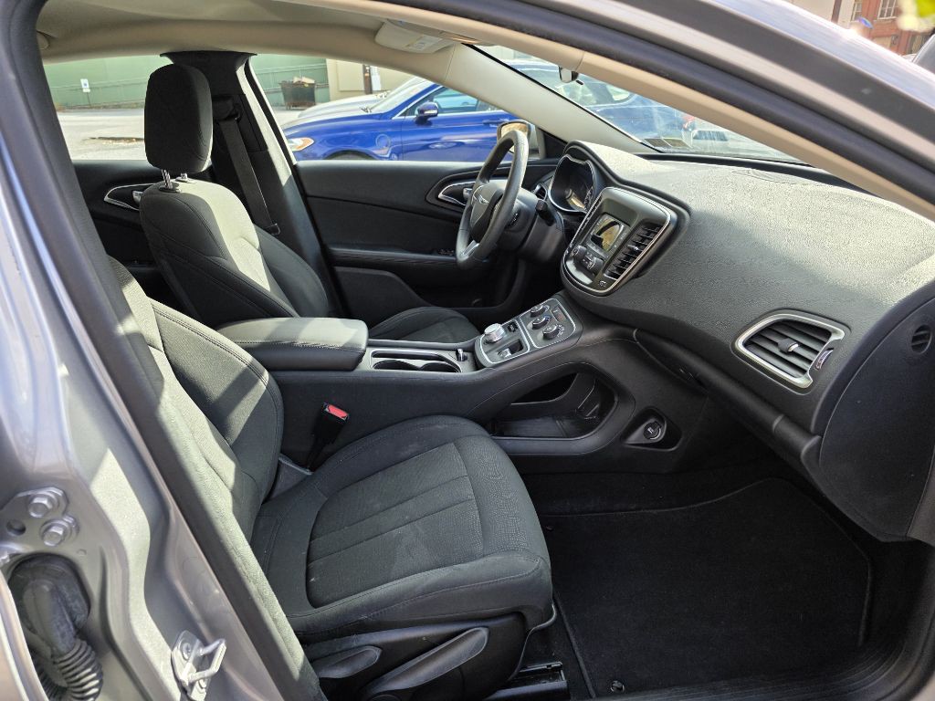 2016 Chrysler 200 Image 9
