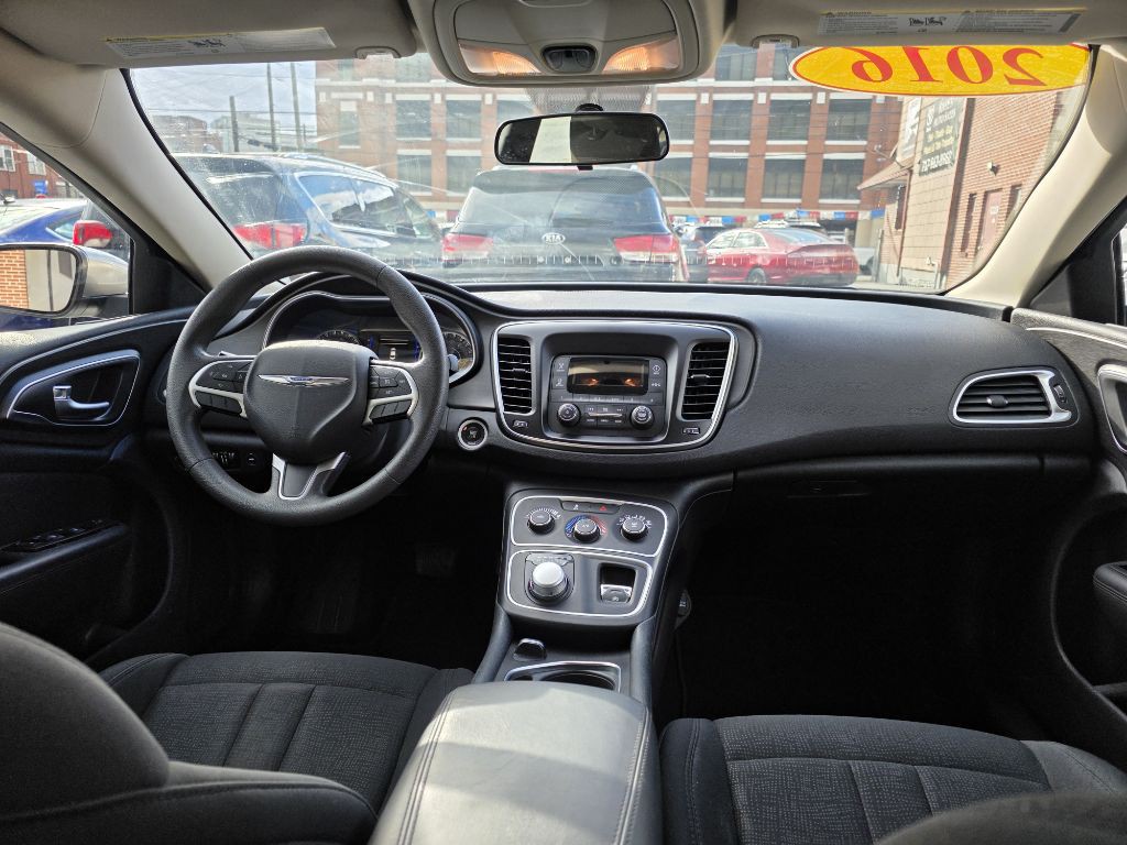 2016 Chrysler 200 Image 10
