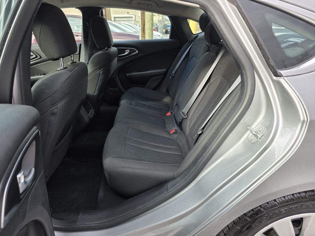 2016 Chrysler 200 Image 12
