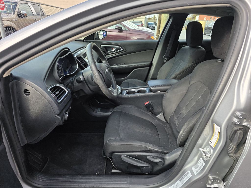 2016 Chrysler 200 Image 13