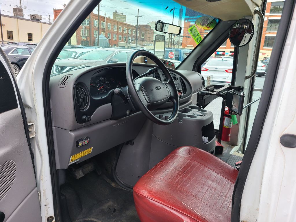 2001 Ford Econoline Image 16