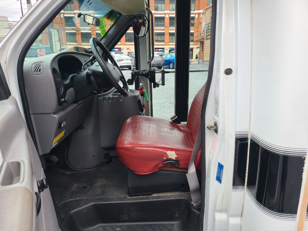 2001 Ford Econoline Image 17