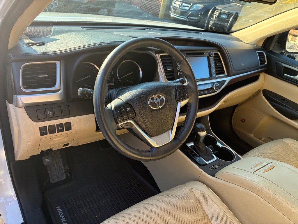 2015 Toyota Highlander Image 17