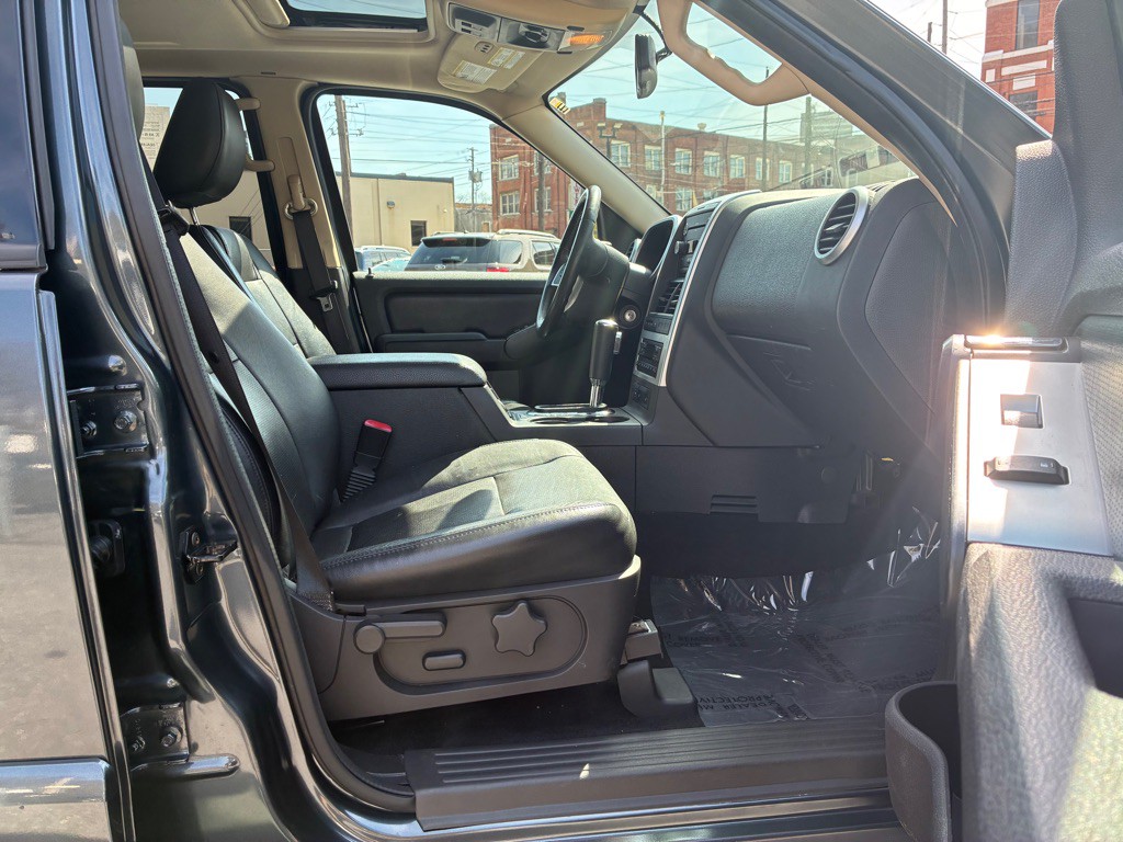 2010 Mercury Mountaineer Image 9