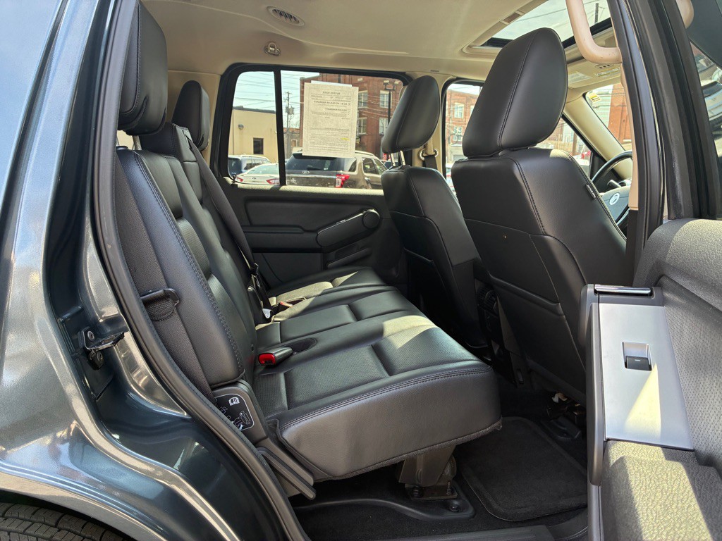 2010 Mercury Mountaineer Image 10