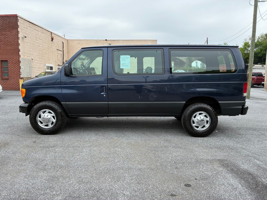2005 Ford Econoline Image 2