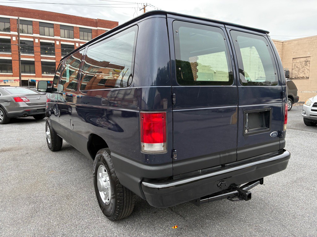 2005 Ford Econoline Image 3