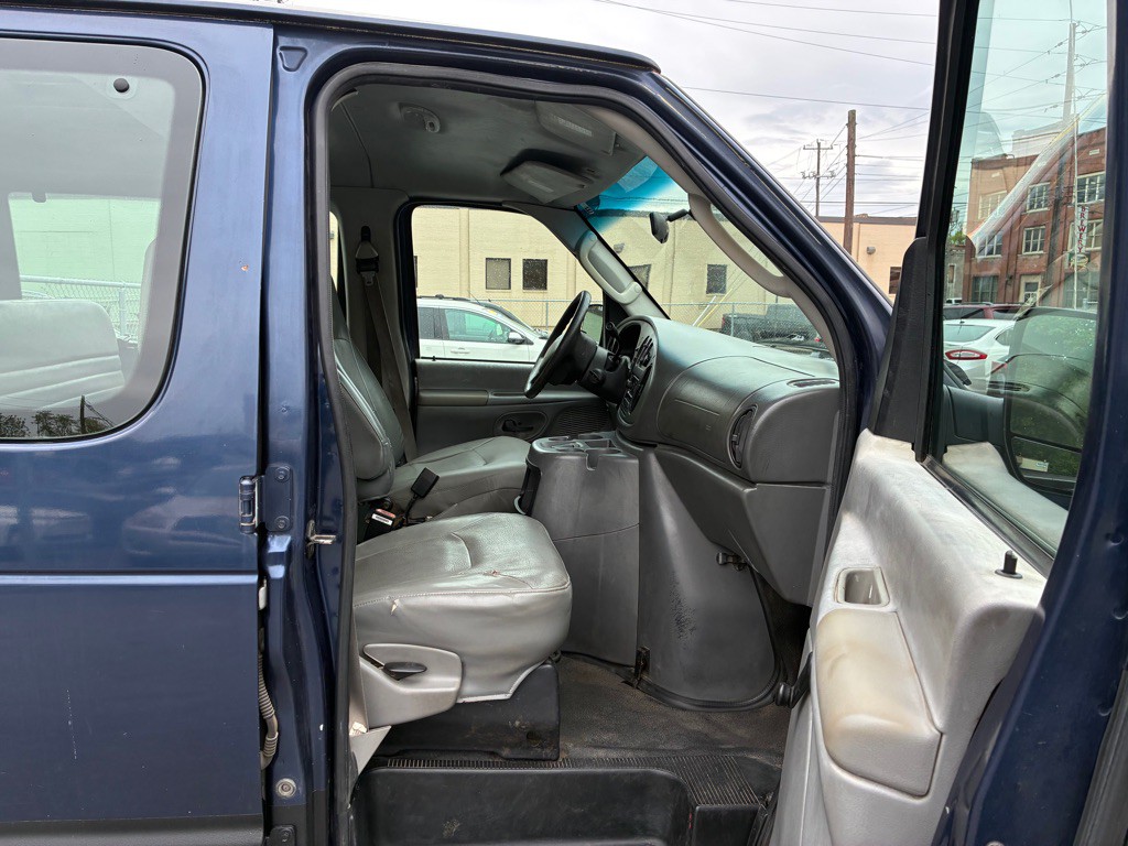 2005 Ford Econoline Image 8