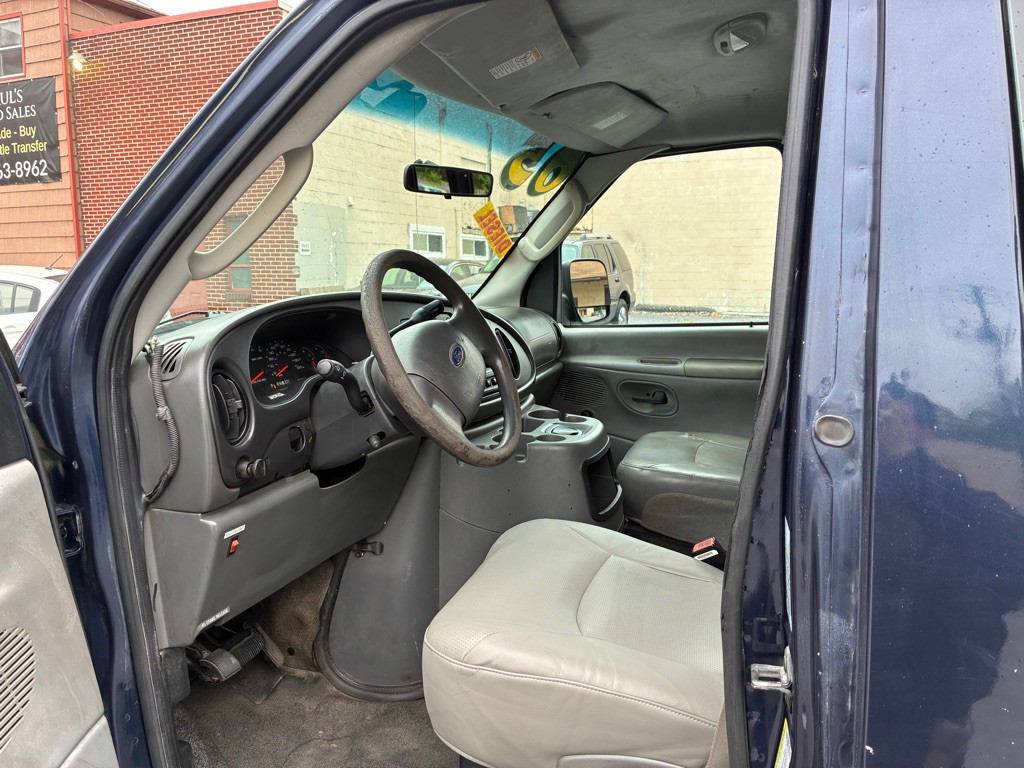 2005 Ford Econoline Image 12