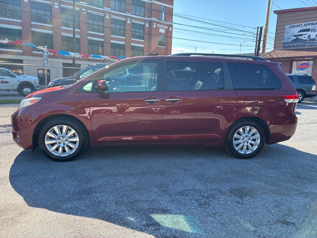 2012 Toyota Sienna Image 2