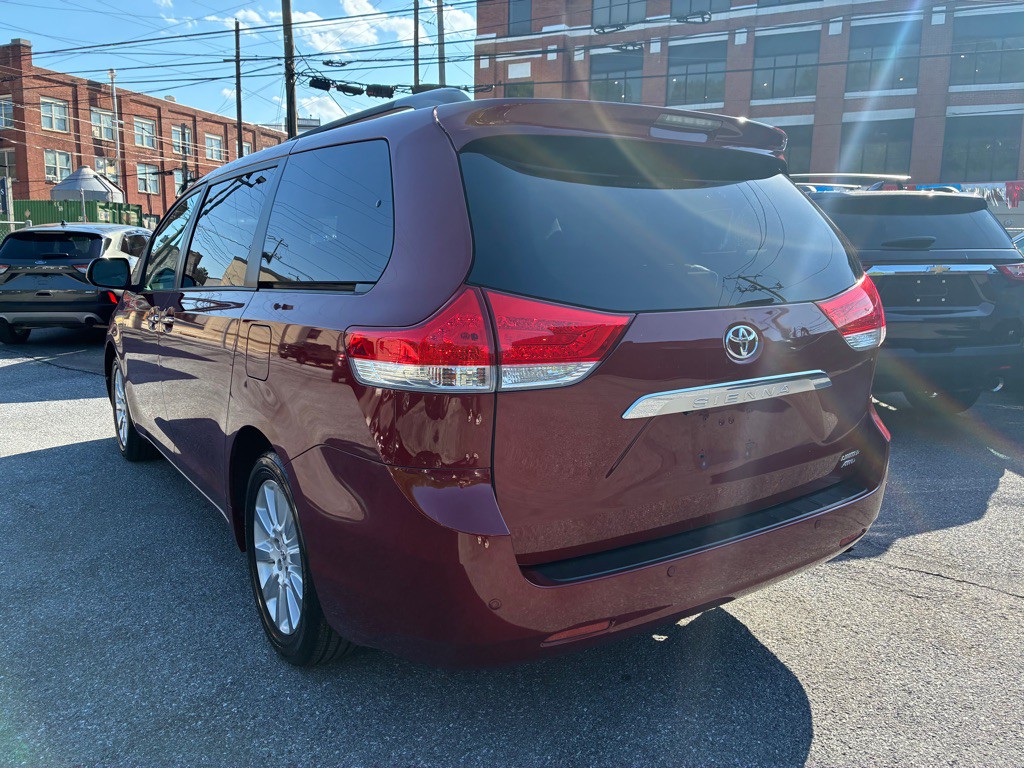 2012 Toyota Sienna Image 3
