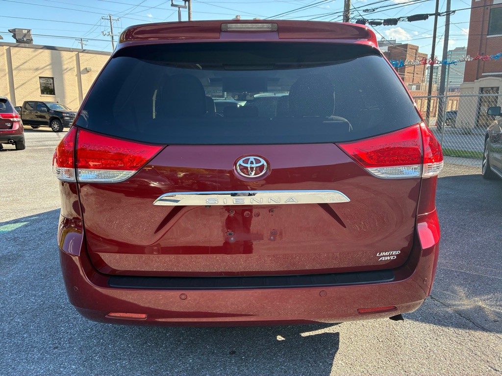2012 Toyota Sienna Image 4