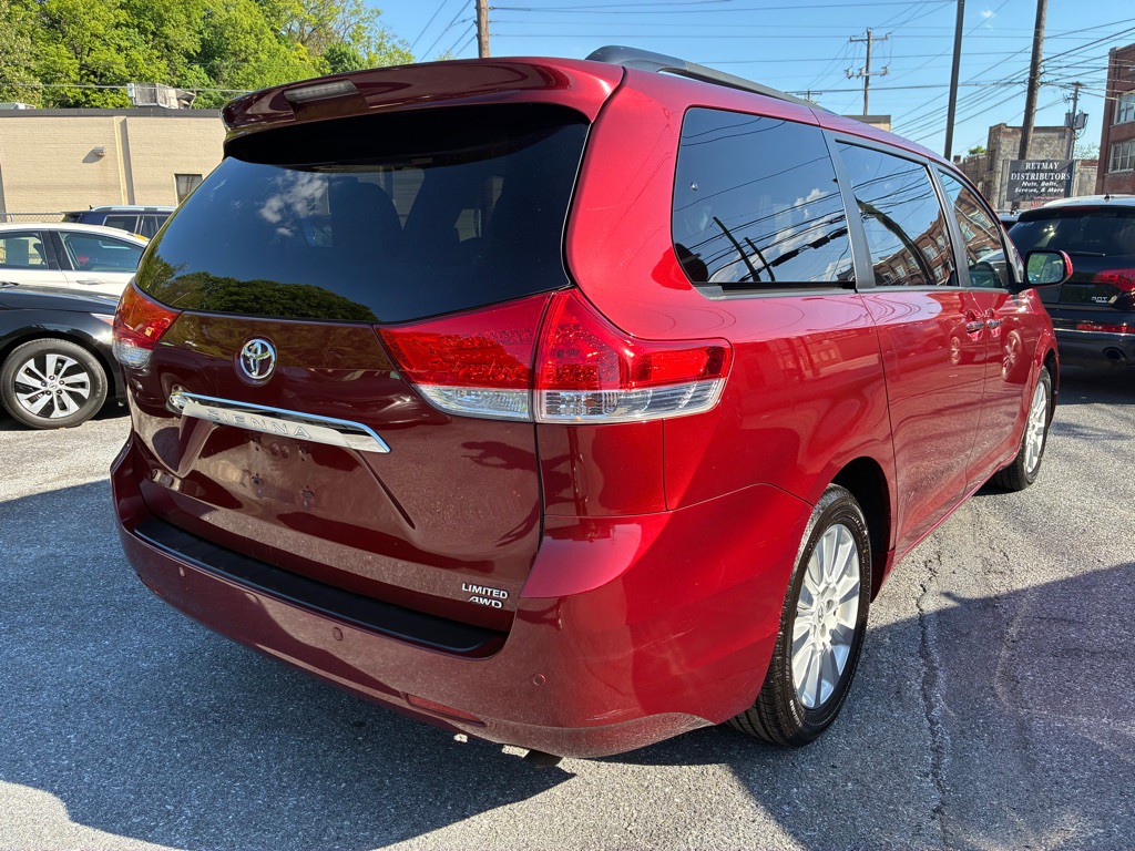 2012 Toyota Sienna Image 5