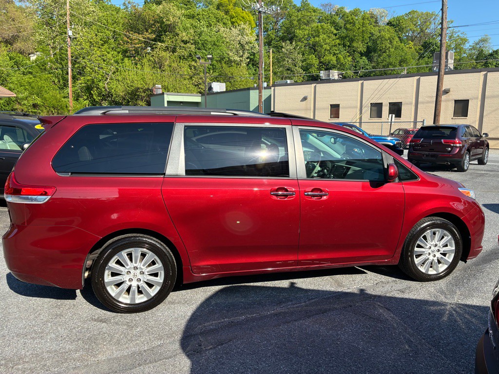 2012 Toyota Sienna Image 6